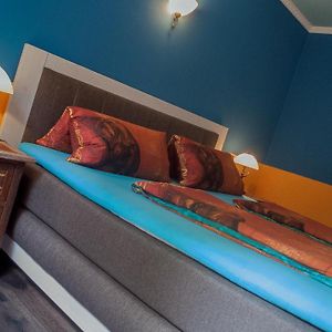 Zimmer mit Kingsize-Bett